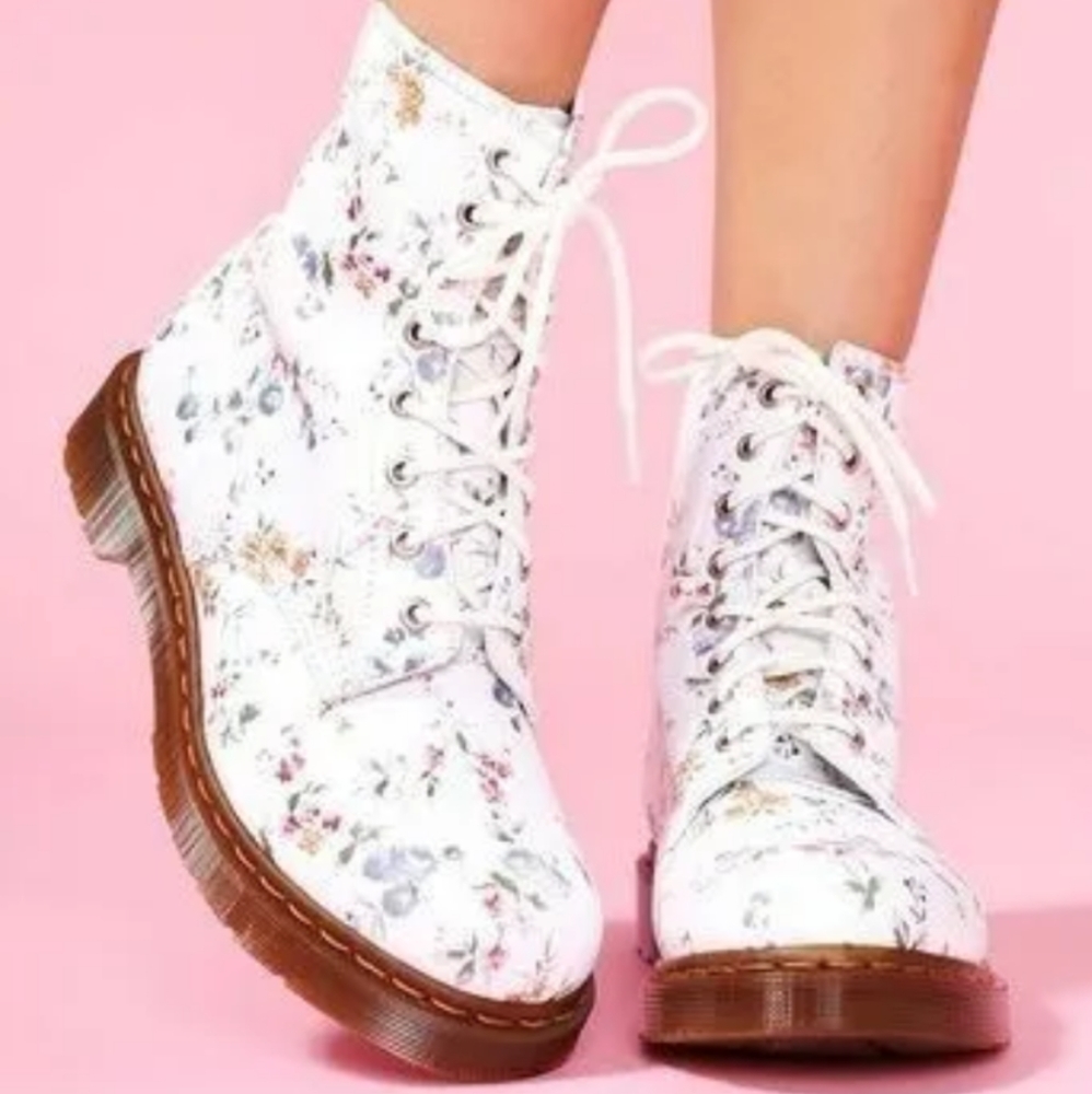 Dr martens Rare Classic Dr Martens Delany Floral White Combat Boots US 4  UK 35
